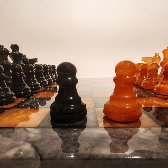 Image 1 of Jeu d'échecs de luxe vintage des années 1970 en véritable albâtre de Volterra sculpté à la main - Noir et agate (brun) - Fabriqu