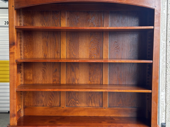 Image 1 of Libreria in legno massello di ciliegio con piano di scrittura scorrevole - manifattura del XX secolo