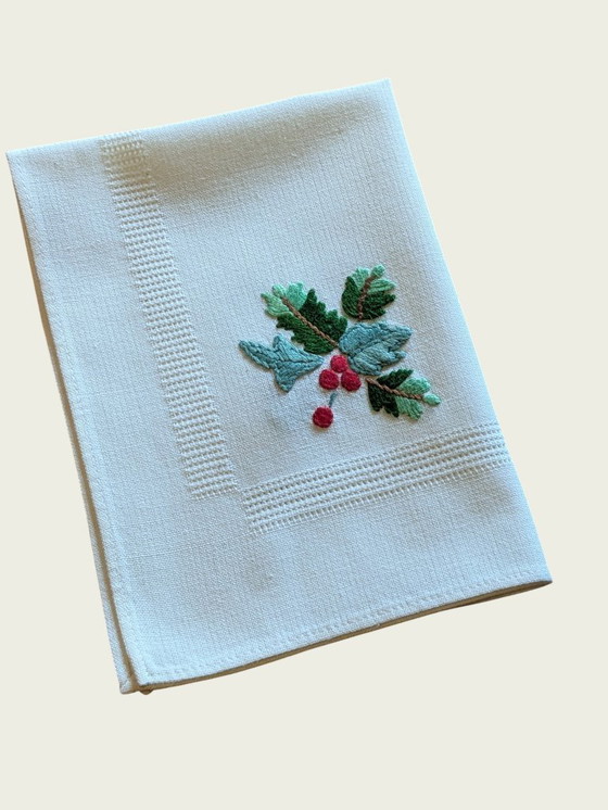 Image 1 of Piccola tovaglia natalizia vintage – bianca con ricamo di vischio verde e rosso, 100% cotone, 30x40 cm