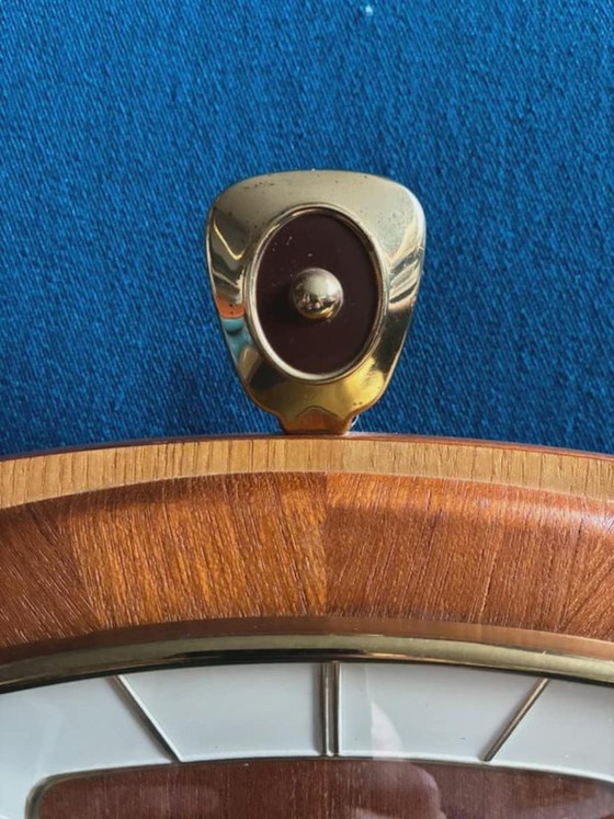 Orologio da parete sospeso Hermle, cassa in legno con dettagli in ottone, anni '50, Kienzle, Oggetti decorativi (foto 5 di 8)
