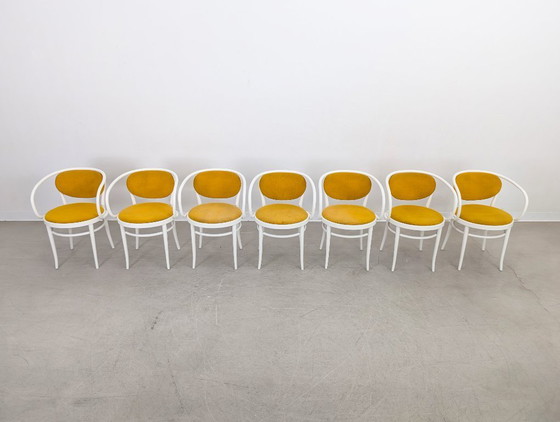 Image 1 of Set van 7 Thonet stoelen 210 P gebogen hout jaren 60 geel designklassieker