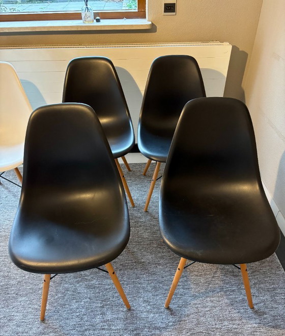Image 1 of 4x Vitra Eames DSW Esszimmerstuhl, Tiefschwarze Esche