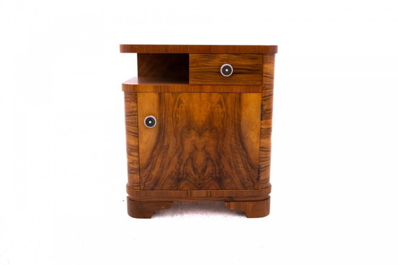 Image 1 of Juego de mesillas de noche de nogal, Polonia, primera mitad del siglo XX.