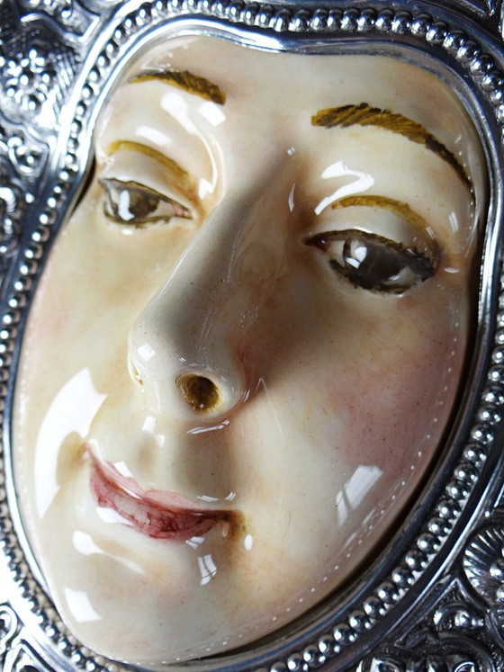 Image 1 of Wandvotiefgeschenk van de Maagd van El Rocío, keramiek en gedreven metaal, Spanje, 20e eeuw