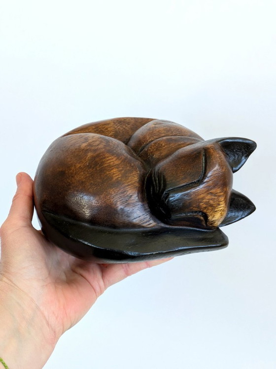 Image 1 of Serre-livres/presse-papiers en teck, style scandinave, représentant un chat siamois endormi.