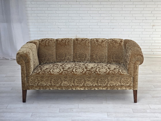 Image 1 of Canapé danois 3 places des années 1960, velours d'ameublement vert, pieds en bois de frêne