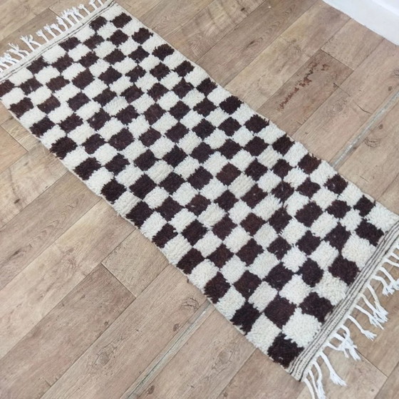 Image 1 of Tappeto da corridoio berbero in lana – Motivo a scacchi marrone ed écru tessuto a mano (153 × 63 cm)
