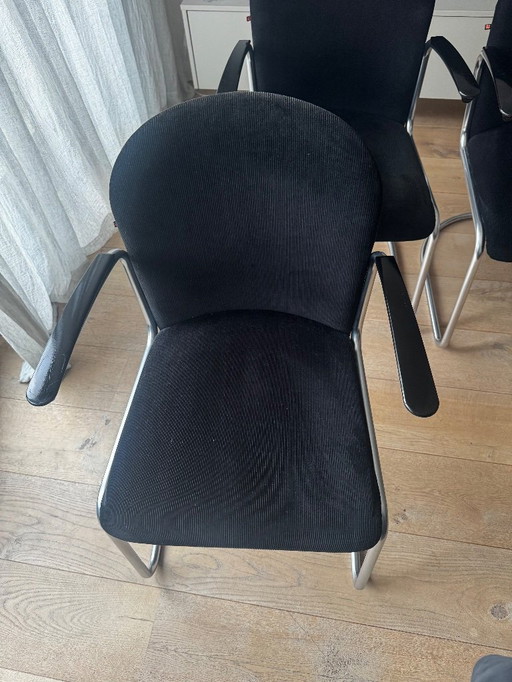 4 sillas de comedor Gispen 413RL, tapizadas en tela acanalada negra