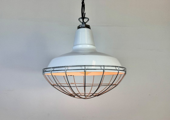 Image 1 of Industriële witte geëmailleerde fabriekshanglamp van Benjamin USA, jaren 60
