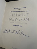 Grande libro SUMO del celebre fotografo Helmut Newton (50 × 70 cm). Esemplare numerato, con supporto.