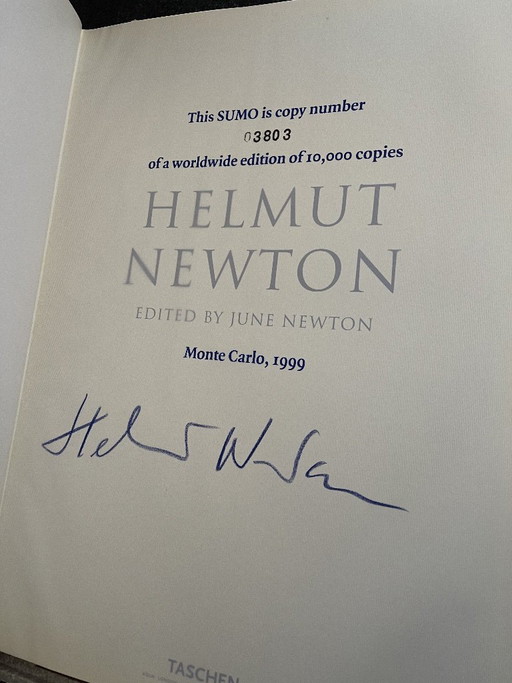 Groot boek SUMO van de beroemde fotograaf Helmut Newton (50 × 70 cm). Genummerd exemplaar, inclusief standaard.