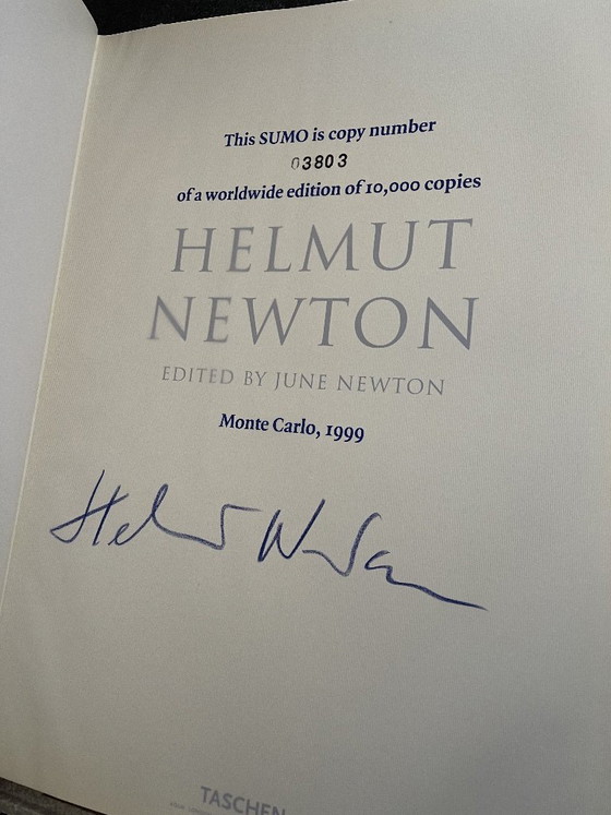 Image 1 of Großformatiges Buch SUMO des berühmten Fotografen Helmut Newton (50 × 70 cm). Nummeriertes Exemplar, inklusive Ständer.