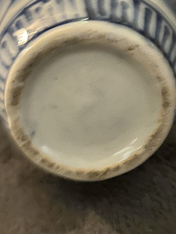 Image 1 of 2 antieke blauw witte Japanse Imari vazen 26cm met bewerkingen op het porselein 