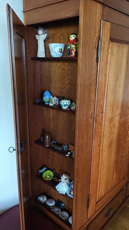 Service cabinet with drawer