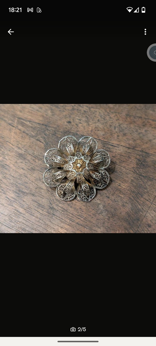 Beautiful old silver brooch gold plated / flower

Genuine silver gold plated

Have a look at my other items