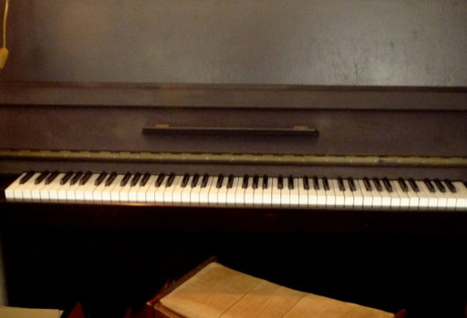 Piano de la marca Alexander Irmbach