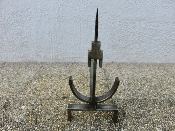 Image 1 of Paar modernistisch gesmede en gehamerde stalen vuurijzers, Frankrijk, 1950