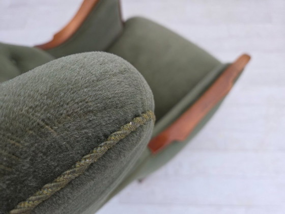 Image 1 of 1960er Jahre, dänischer Hochlehnersessel, grüner Möbelvelours, Teakholz.