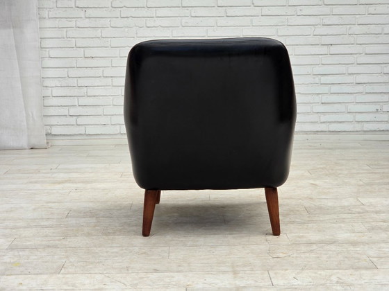 Image 1 of Anni '70, poltrona danese, similpelle, gambe in legno di teak.