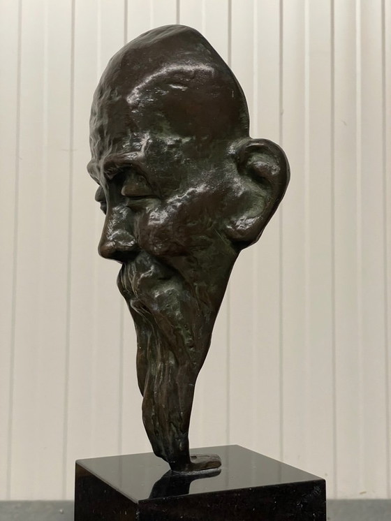 Image 1 of Une sculpture en bronze exceptionnelle représentant un homme asiatique