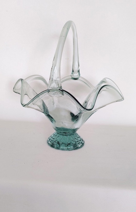 Image 1 of Magnifique panier antique en verre fait à la main