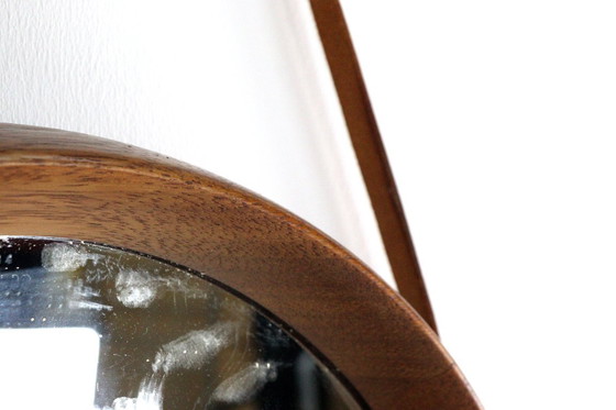 Image 1 of Miroir rond en teck avec bracelet en cuir