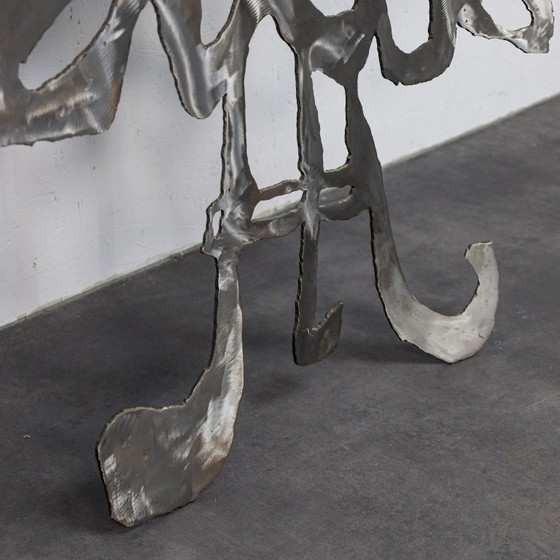 Image 1 of "Iris in een vaas" - Staande sculptuur van Petra Hartman, 2013