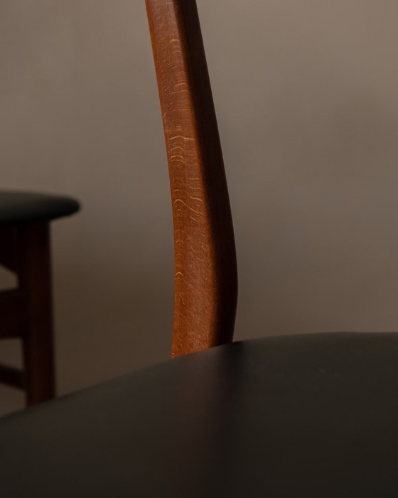 Image 1 of Juego de 6 sillas de comedor danesas de mediados de siglo · Teca y escayola negra