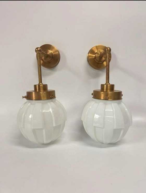 Image 1 of 2 pezzi Splendide lampade da parete Art Deco Thabur bianche con supporto in ottone