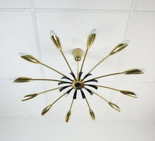 grande lampada da soffitto Sputnik Spider a 12 luci in ottone e metallo nero, anni '50, metà secolo, epoca Stilnovo