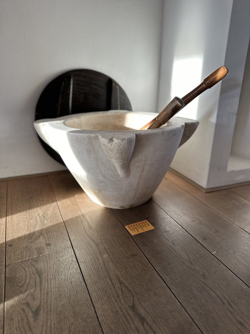 Grote Franse marmeren vijzel 19e met deksel met twee stampers