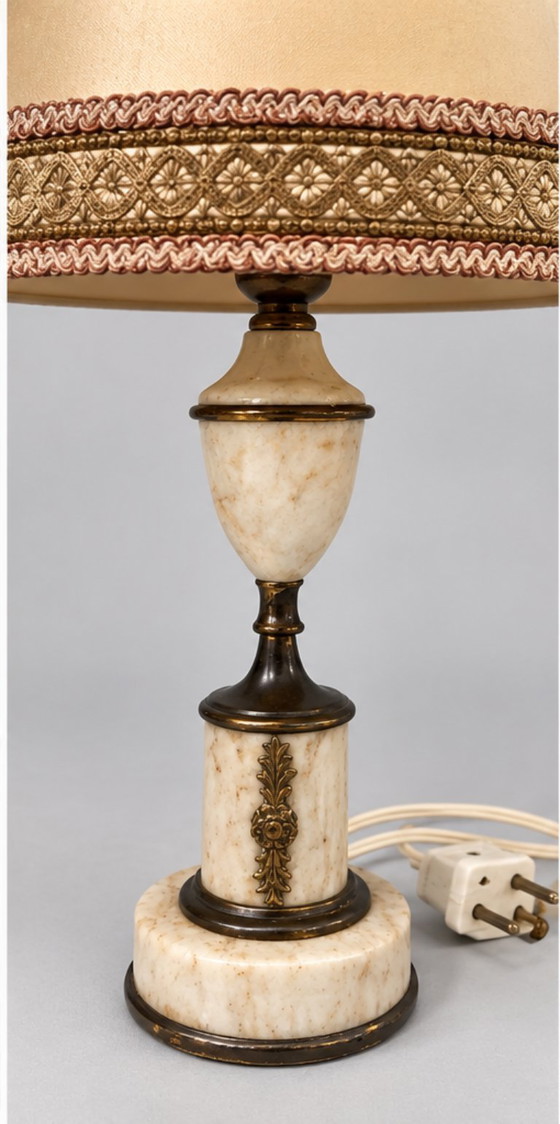 Table lamp with marble base and golden shade, Metal, Creme, Klassiek (photo 2 of 5)