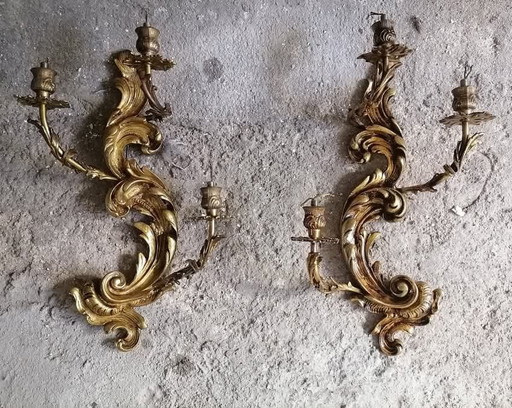 Grote, luxueuze wandlampen in barokstijl. Italië