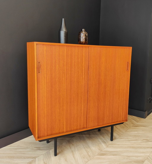 Kleiderschrank aus der Mitte des Jahrhunderts