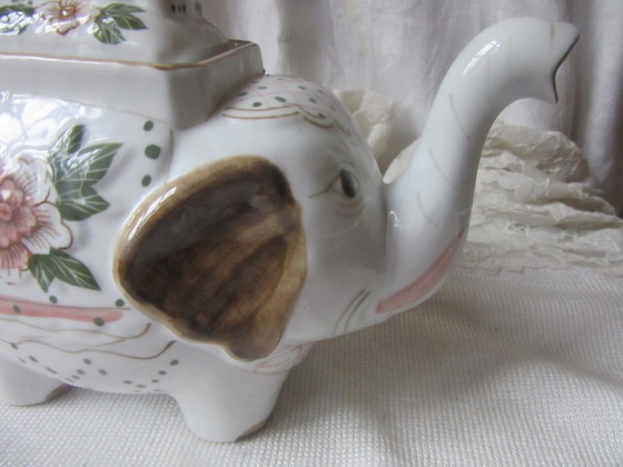 Olifantvormige theepot, wit keramiek met bloemmotief "Andrea by Sadek" vintage, Tafelaccessoires (foto 5 van 10)