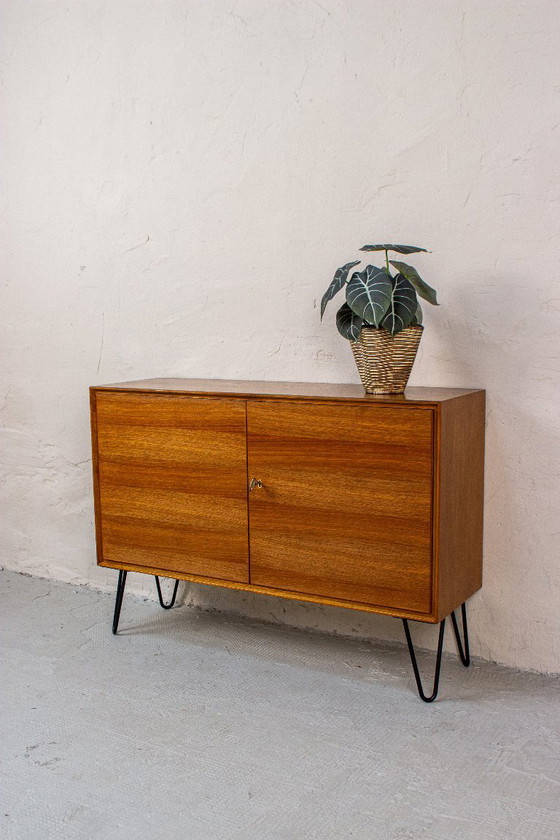 Vintage ladekast/dressoir/minibar van teakhout met notenhouten accenten, midden 20e eeuw, jaren 60. (photo 13 of 13)