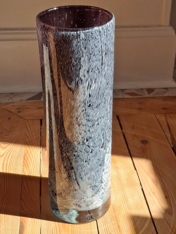 Image 1 of Grote rolvaas van geblazen glas met gespikkelde grijs/paarse camaieu-decoratie