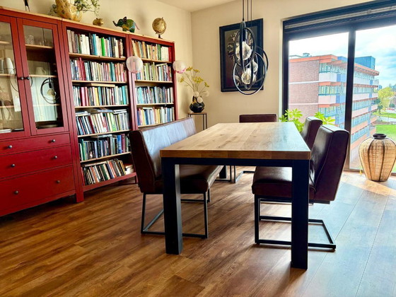 Image 1 of Wegen Zusammenziehens wird ein schöner Bartisch mit luxuriösen Barhockern verkauft.