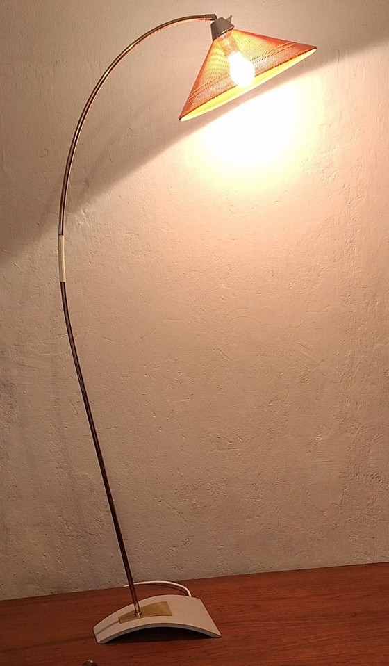 Image 1 of Lampadaire arqué en laiton et métal perforé, style moderne du milieu du siècle, années 1960