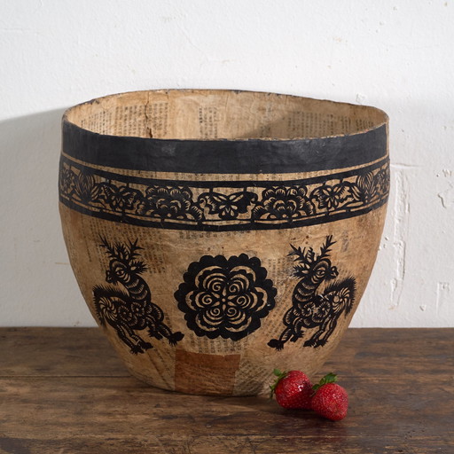Cesta antigua china de papel maché con recortes de papel negros – China, circa 1930