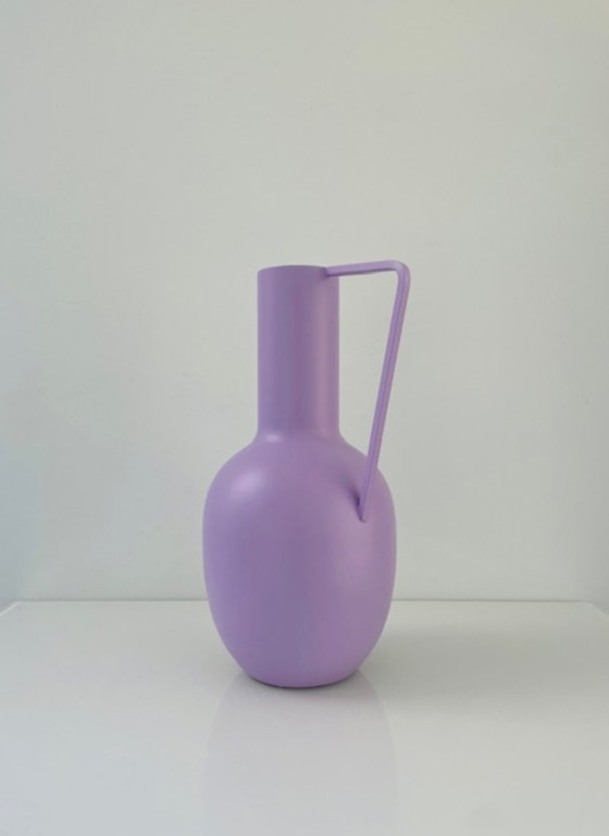 Image 1 of Pichet en métal lilas avec grande anse 30 cm