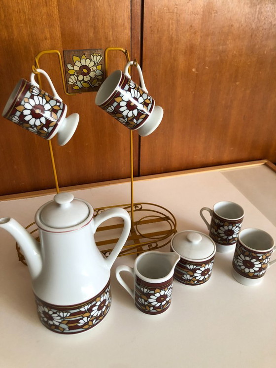 Image 1 of Vintage retro theeservies flower power jaren 60 waarschijnlijk van het merk Enesco aan bijbehorend metalen rek hoogte 32 b 28 d 