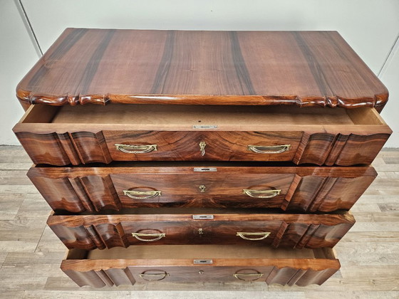 Image 1 of Commode Art déco des années 1940 en noyer, à 4 tiroirs et poignées en laiton