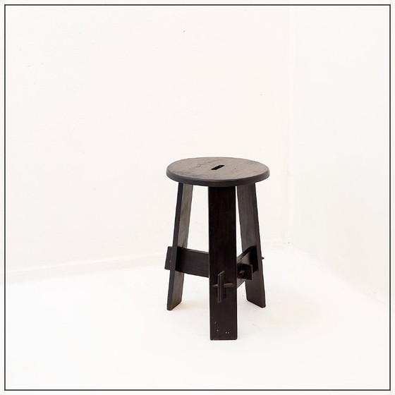 Image 1 of Vintage driepootkruk van zwart gebeitst hout met pen-en-gatverbindingen.