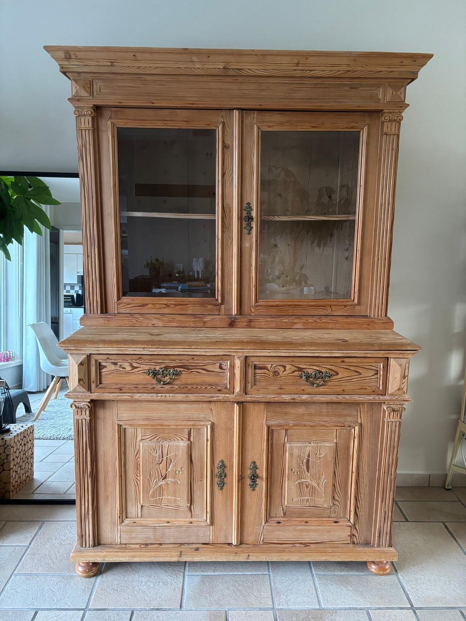 Holzschrank mit Glastüren