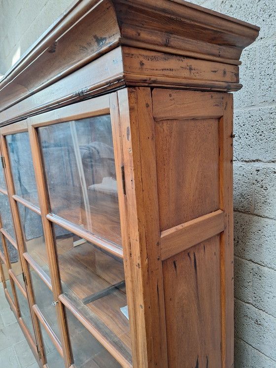 Image 1 of In Sri Lanka hergestellter Vitrinenschrank aus Holz