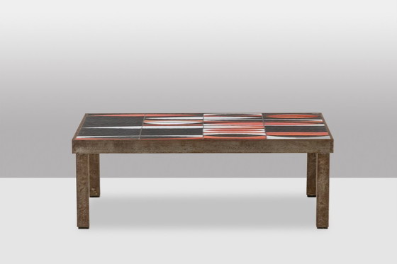 Image 1 of Capron. Tavolino "navette" in gres smaltato nero e rosso. 1960 circa.