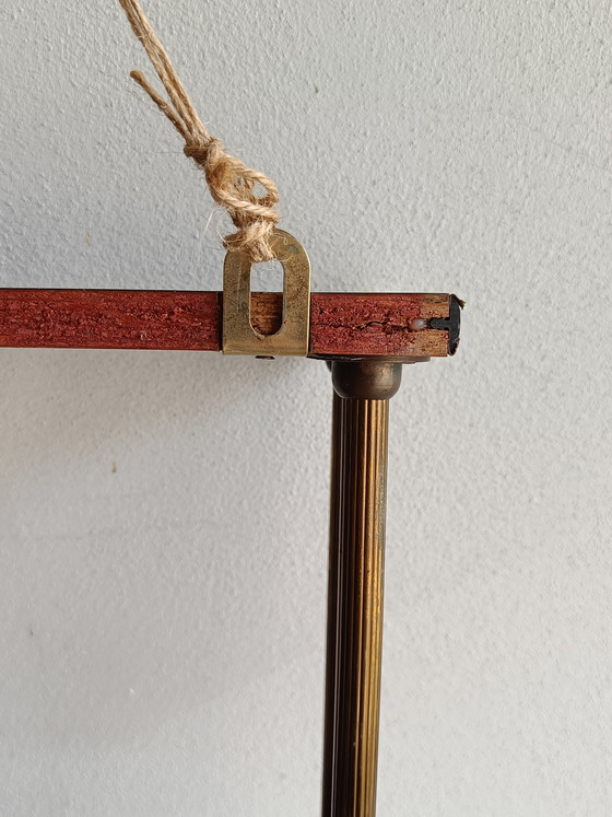 Image 1 of Estantería de pared de mediados de siglo en madera y latón, estante colgante de 3 niveles, estilo de los años 50-60.
