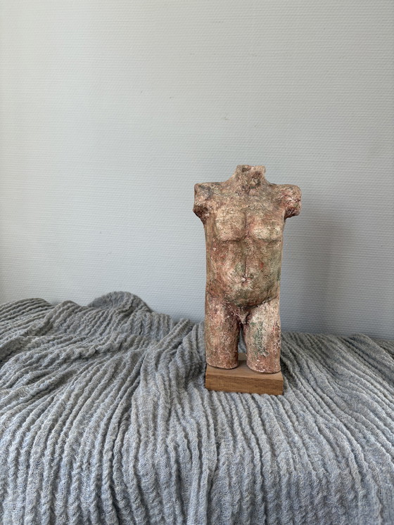 Image 1 of Busto vintage in chamotte con la scritta "HE" su base in legno, altezza 31 cm.