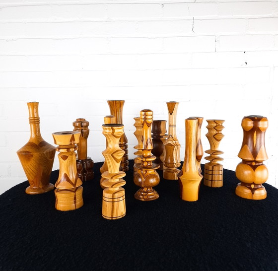 Image 1 of Set di 14 candelieri e piccoli vasi vintage in legno tornito a mano con intarsio.